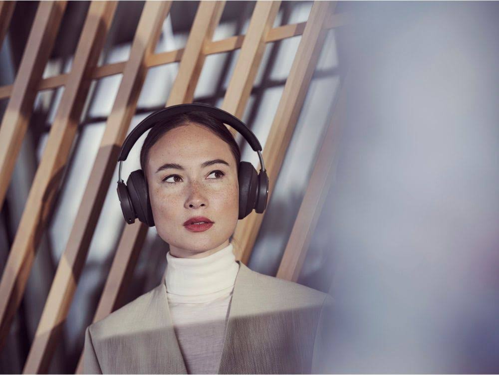 Navy Wireless Noise Cancelling Over-the-Ear Headphones T8654