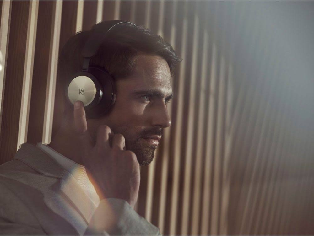 Navy Wireless Noise Cancelling Over-the-Ear Headphones T8654