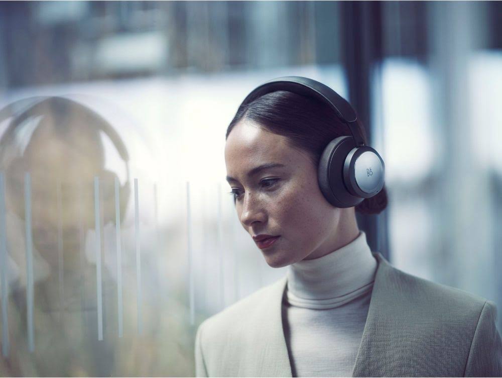 Navy Wireless Noise Cancelling Over-the-Ear Headphones T8654
