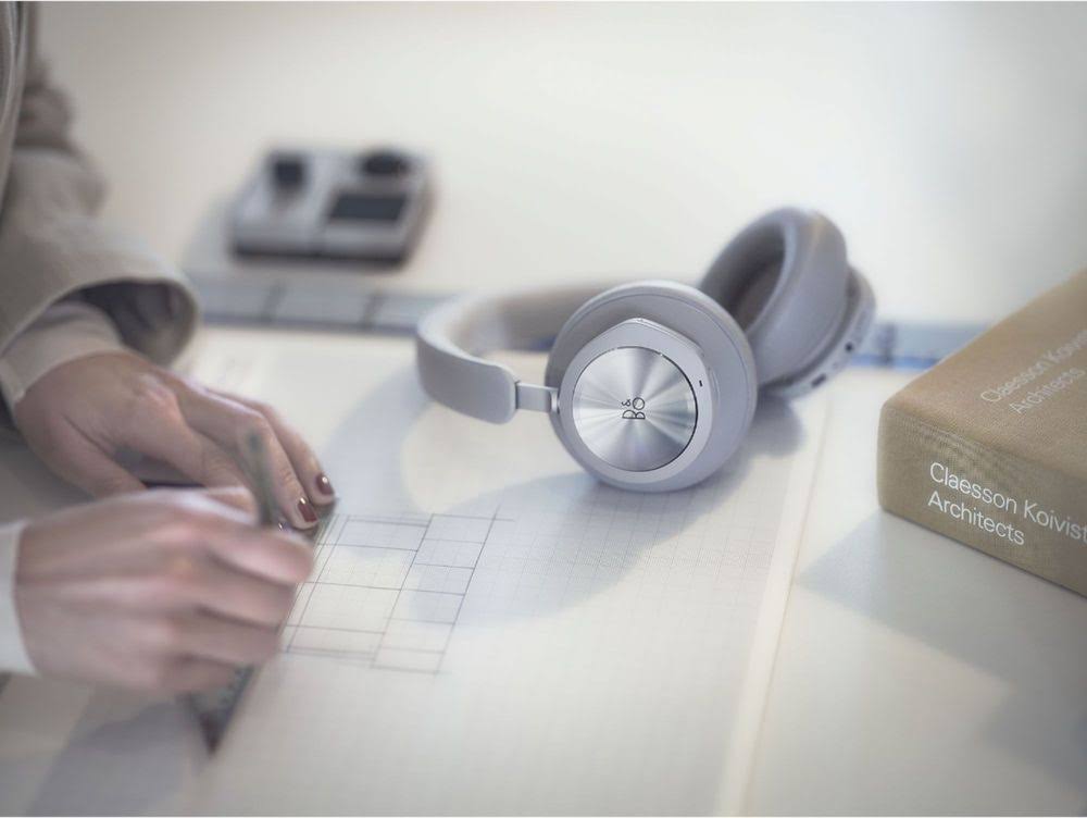 Navy Wireless Noise Cancelling Over-the-Ear Headphones T8654