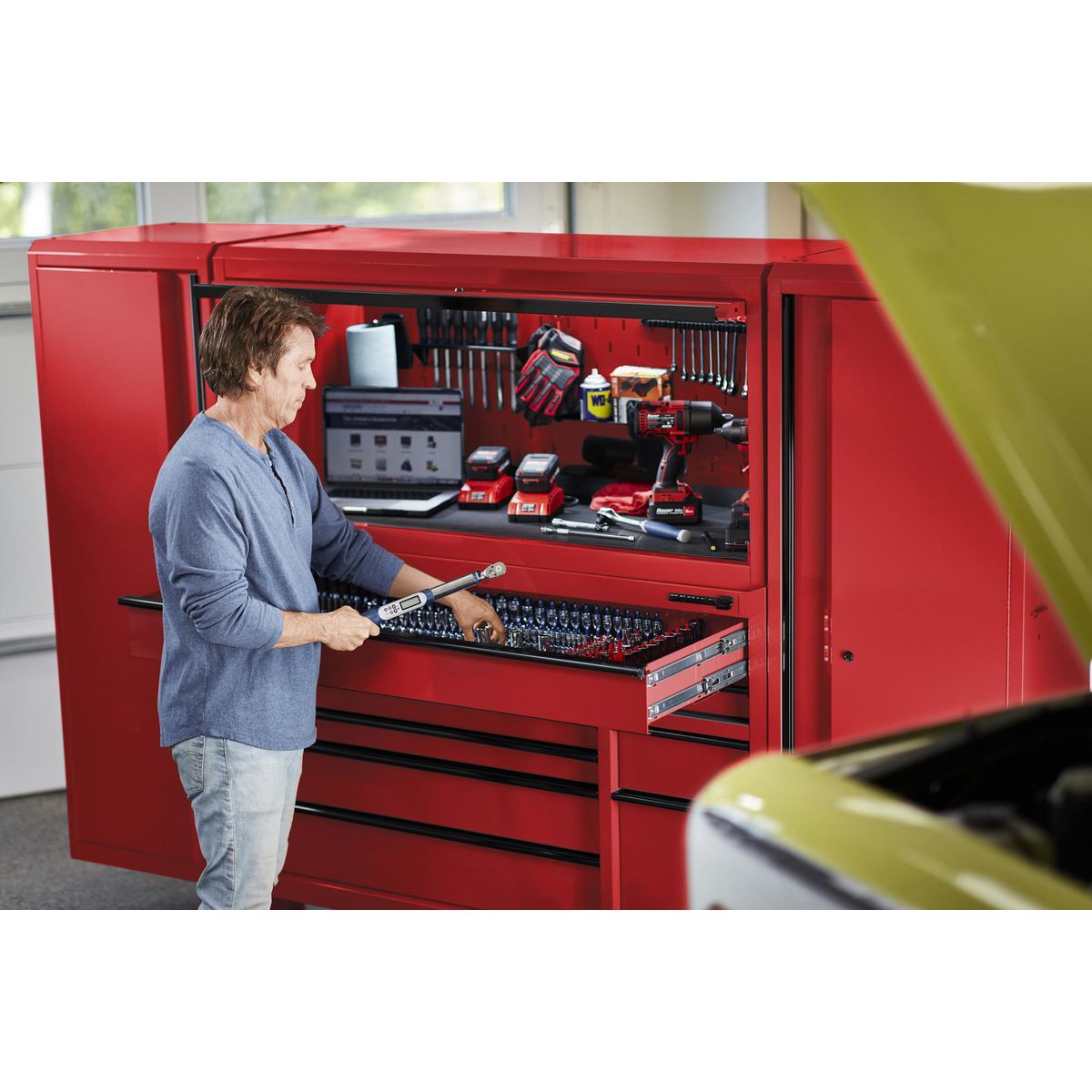 56 in. x 22 in. Red Roll Cab B449383