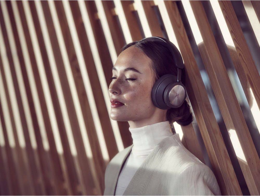 Navy Wireless Noise Cancelling Over-the-Ear Headphones T8654
